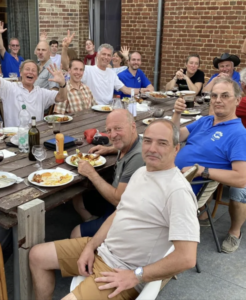 Activite conviviale entre membres du club de plongee Royal Cyana